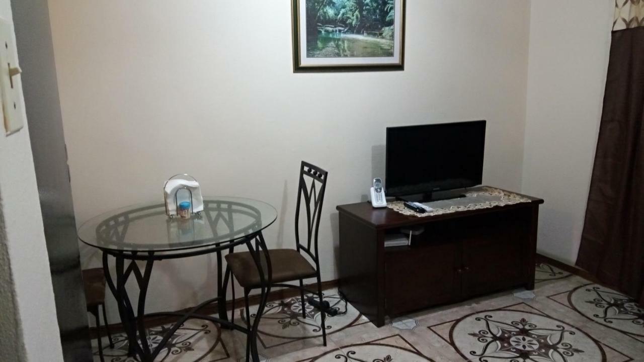 Oaklands Oasis Apartment Kingston Bagian luar foto